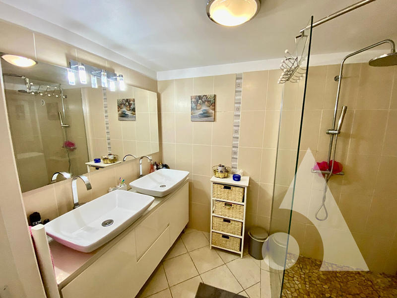 Maison - 214 m² - 7 pièces