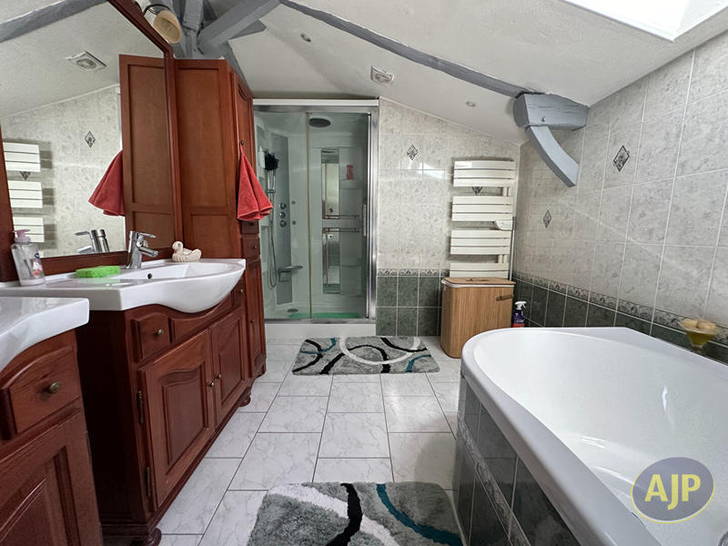 Maison - 195 m² - 7 pièces