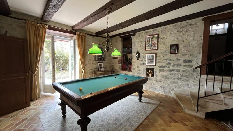 Maison - 300 m² - 8 pièces