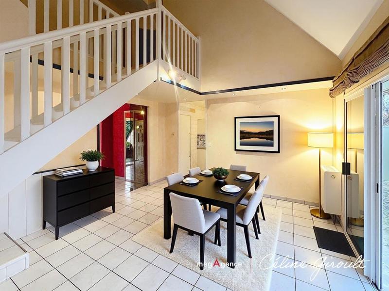 Maison - 213 m² - 9 pièces