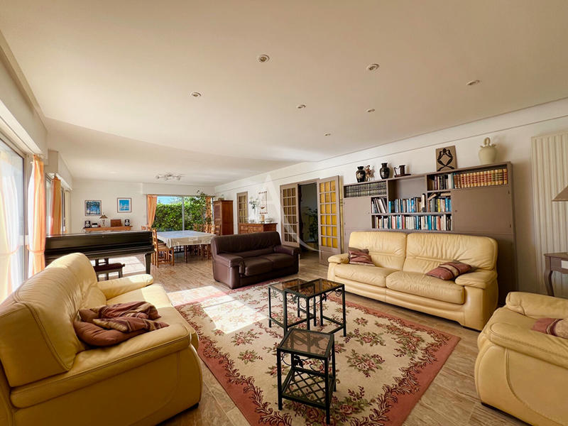 Maison - 204 m² - 9 pièces