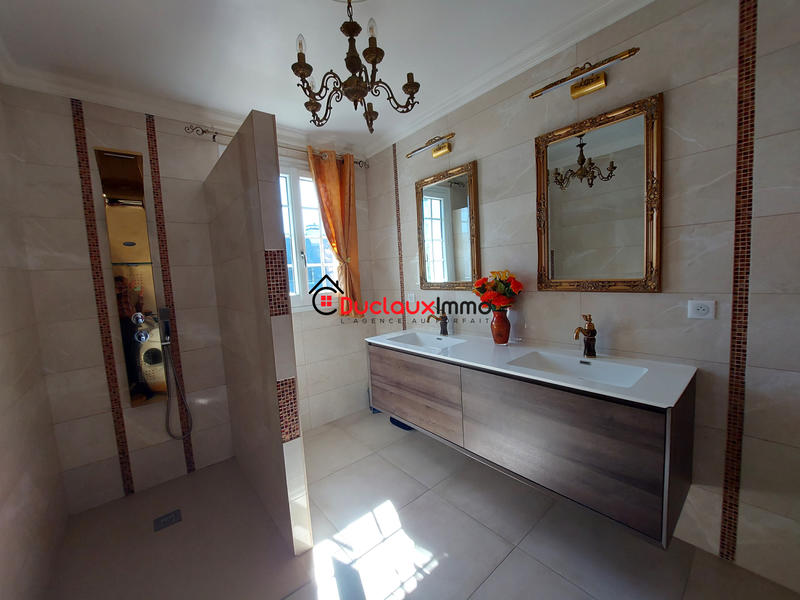 Maison - 250 m² - 11 pièces