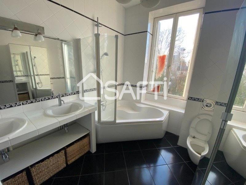 Maison - 265 m² - 8 pièces