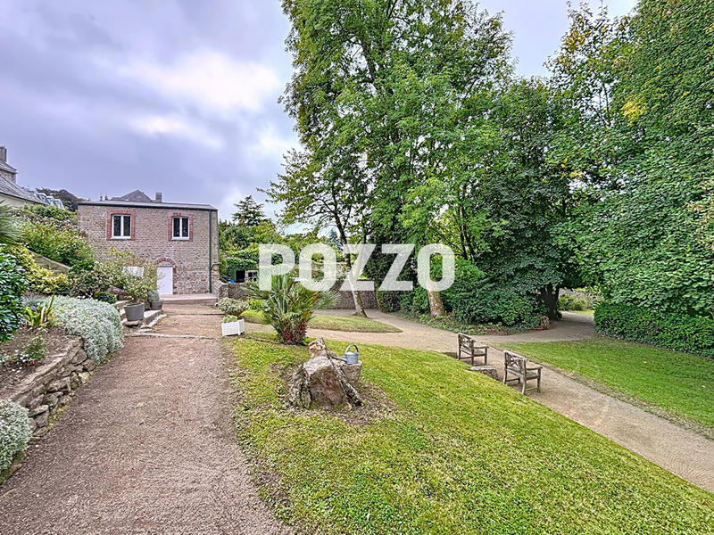 Maison - 225 m² - 10 pièces