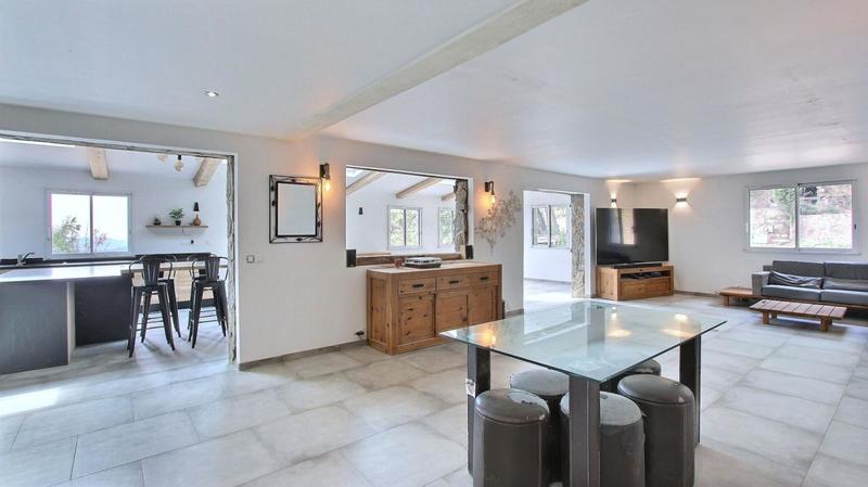 Villa - 270 m² - 9 pièces