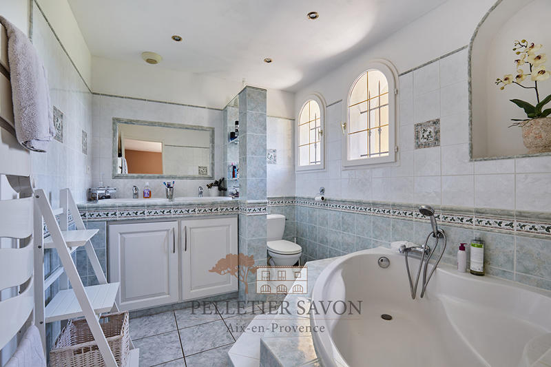 Maison - 220 m² - 7 pièces