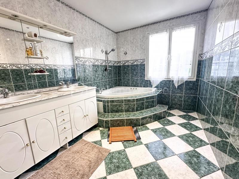 Maison traditionnelle - 183 m² - 8 pièces