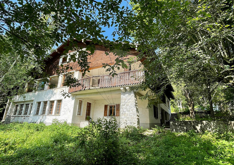 Maison - 477 m² - 13 pièces