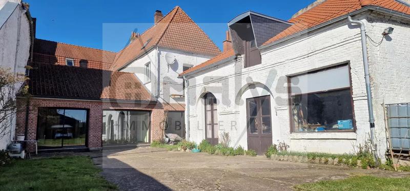 Maison - 317 m² - 8 pièces