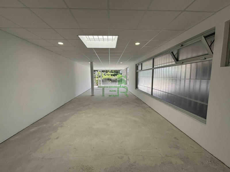 Local d'activités - 82 m² - 1 pièce