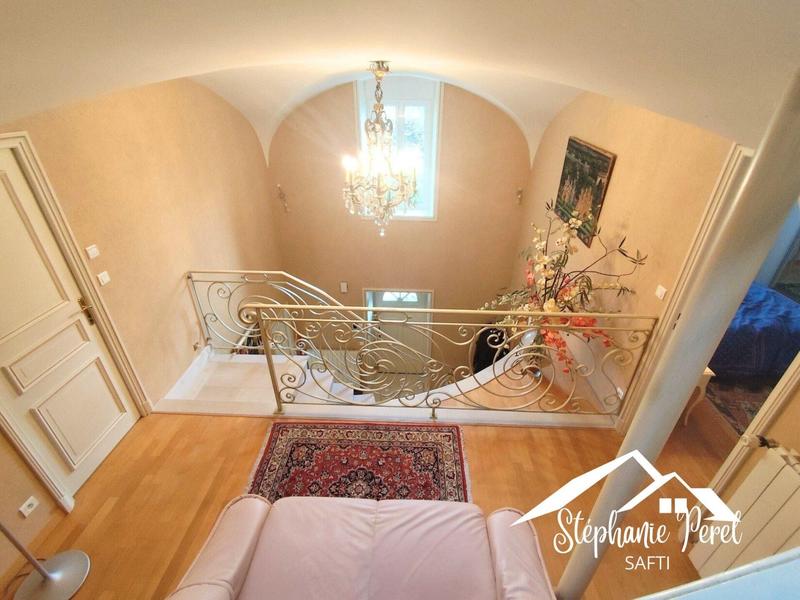 Maison - 215 m² - 6 pièces