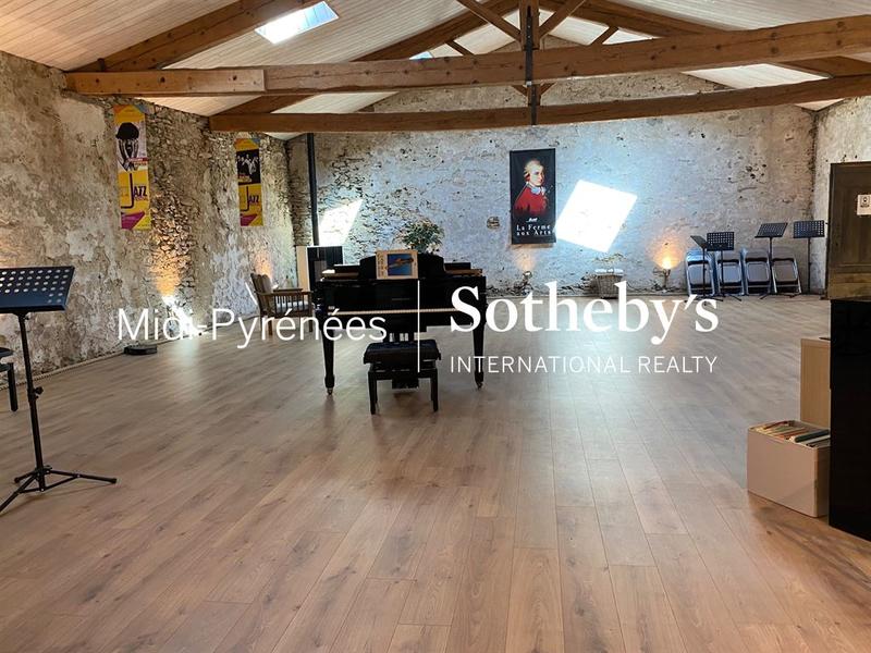 Maison - 360 m² - 8 pièces