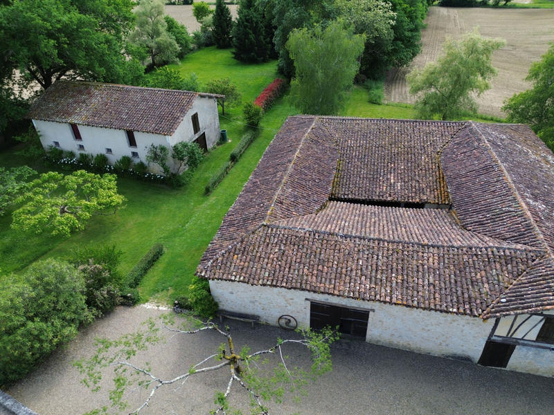 Maison - 24 606 m² - 15 pièces