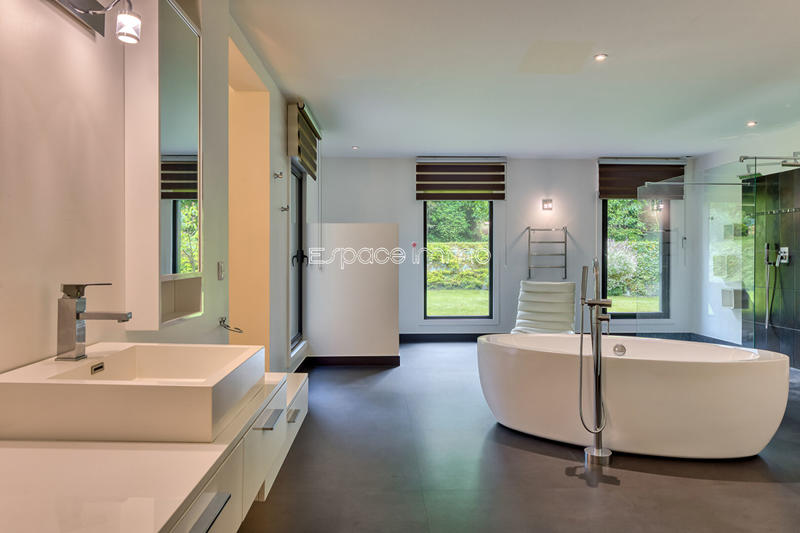 Maison - 630 m² - 8 pièces