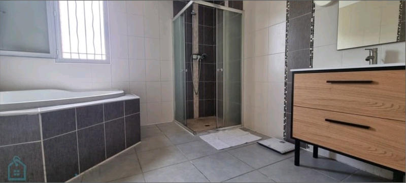 Maison - 213 m² - 9 pièces