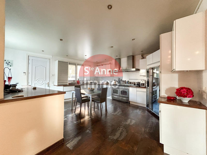 Maison - 280 m² - 9 pièces