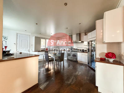 Maison - 280 m² - 9 pièces