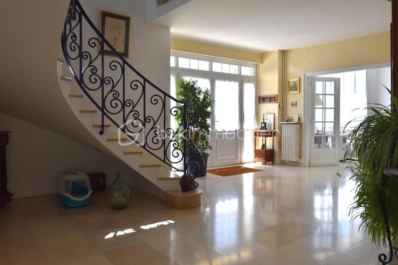 Demeure - 303 m² - 11 pièces