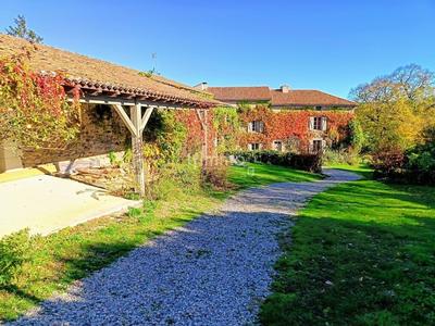 Propriété - 312 m² - 11 pièces