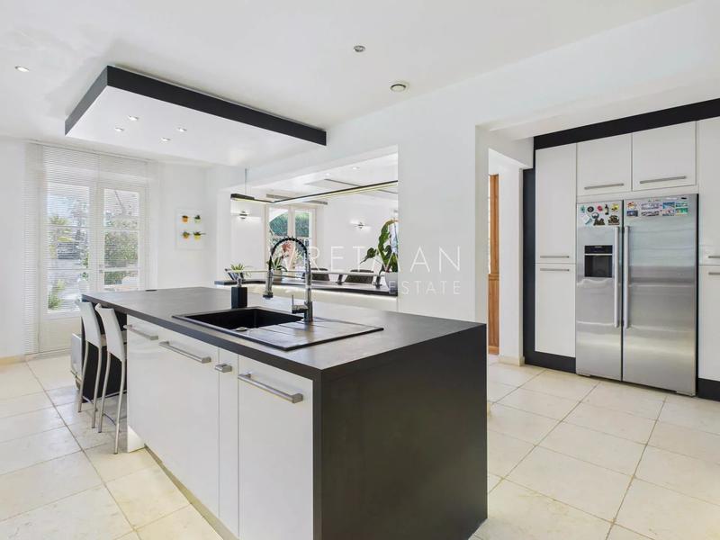 Villa - 252 m² - 6 pièces