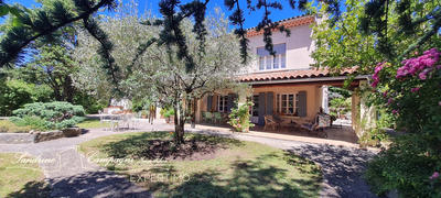 Maison - 202 m² - 7 pièces