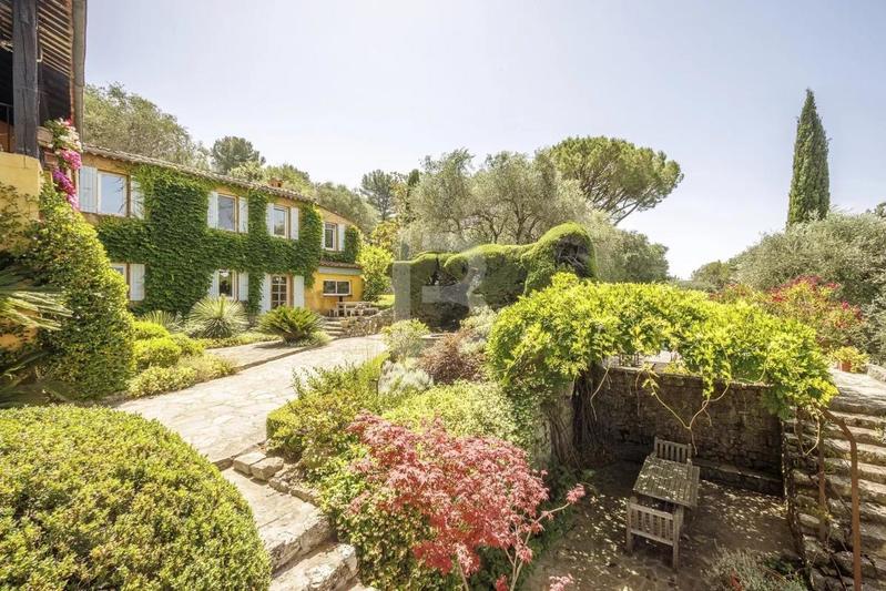 Villa - 368 m² - 10 pièces