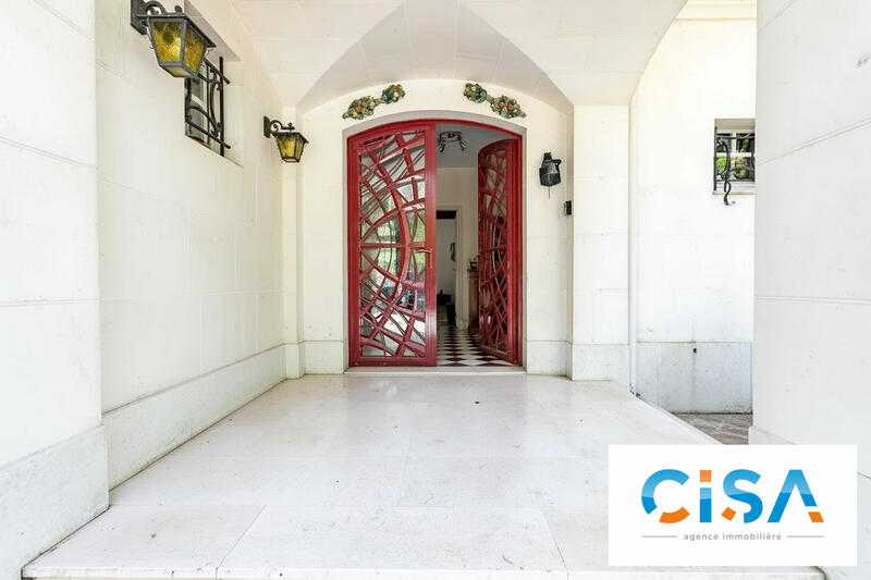 Maison - 230 m² - 8 pièces