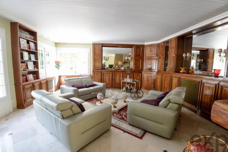 Propriété - 318 m² - 10 pièces