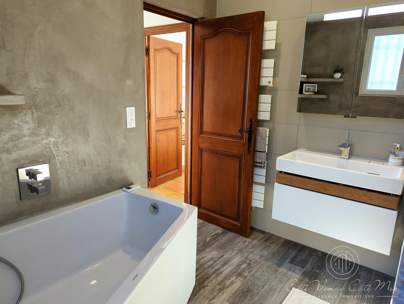 Maison - 234 m² - 8 pièces