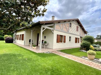 Maison - 238 m² - 5 pièces