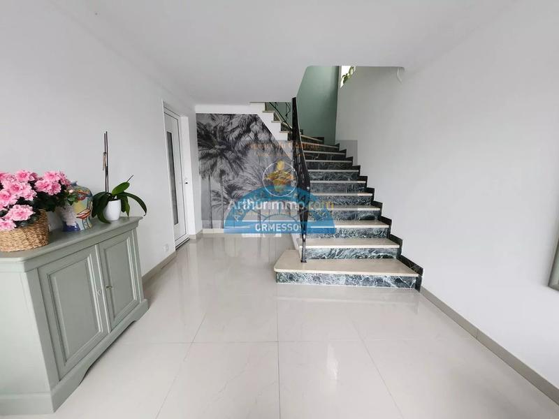 Maison - 233 m² - 11 pièces