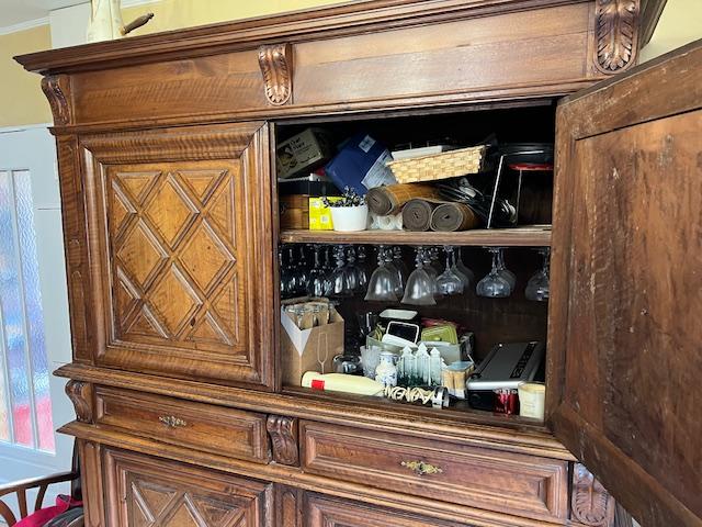 Buffet 4 volets en noyer sculpté style Louis XIII