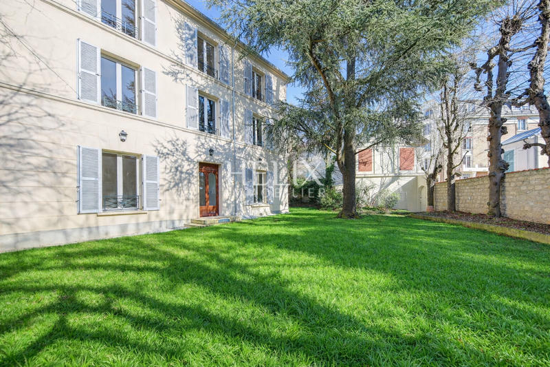 Maison - 383 m² - 9 pièces