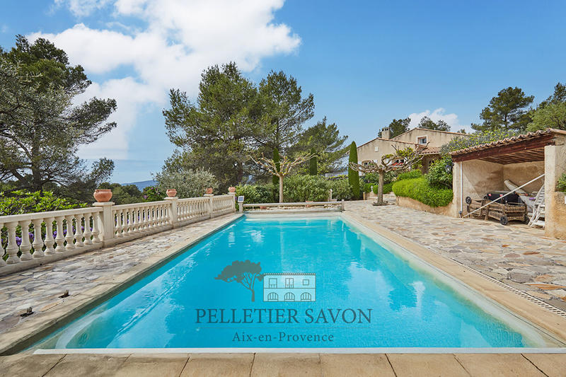 Maison - 225 m² - 7 pièces