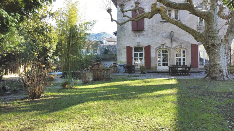 Maison traditionnelle - 341 m² - 12 pièces