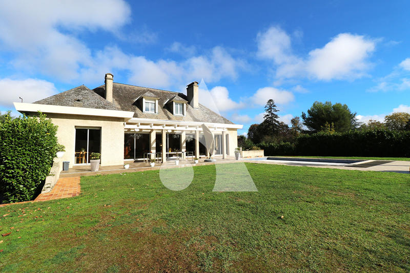 Maison - 233 m² - 12 pièces