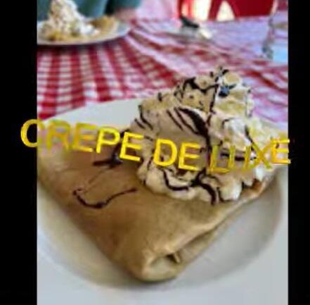 Resto drive-in est décoré pour noel avec une crèche