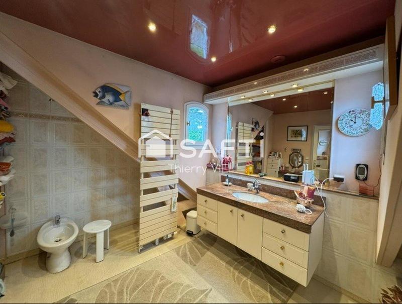 Maison - 219 m² - 8 pièces