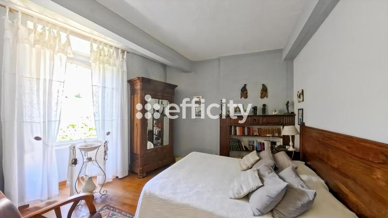 Maison - 250 m² - 8 pièces