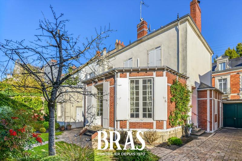 Hôtel particulier - 220 m² - 6 pièces