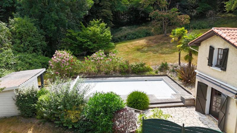 Maison - 220 m² - 8 pièces