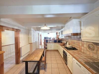 Maison - 234 m² - 8 pièces