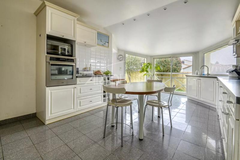 Maison - 266 m² - 9 pièces