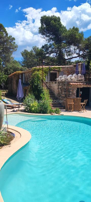 Propriété - 215 m² - 4 pièces