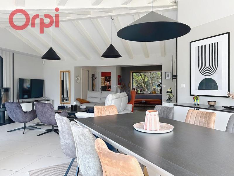 Maison - 210 m² - 6 pièces