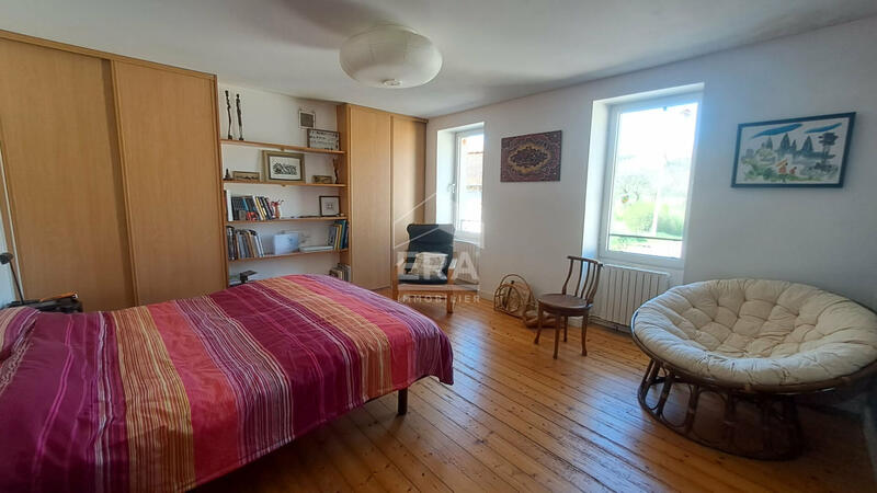 Maison - 220 m² - 7 pièces