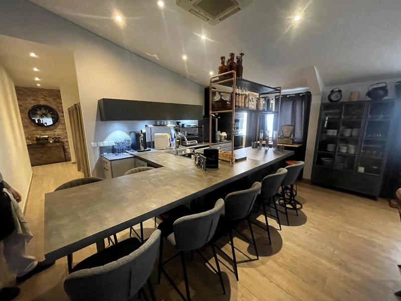 Local commercial - 234 m² - 2 pièces