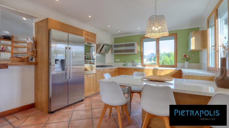 Maison - 270 m² - 9 pièces