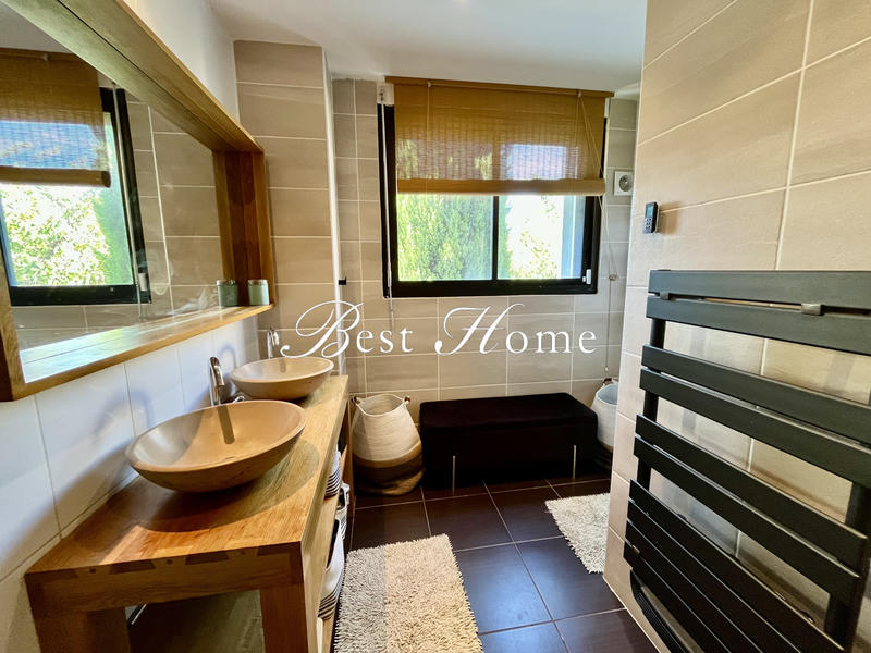 Maison - 230 m² - 9 pièces