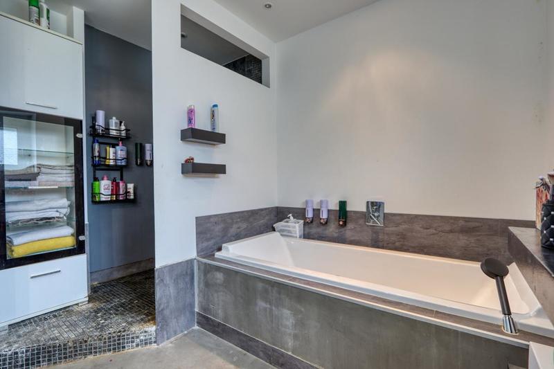 Maison - 250 m² - 9 pièces